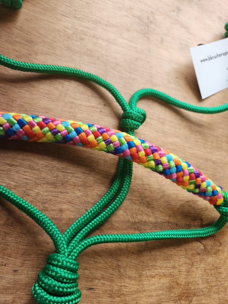 Touwhalster Groen met Regenboog Neusband Maat Cob