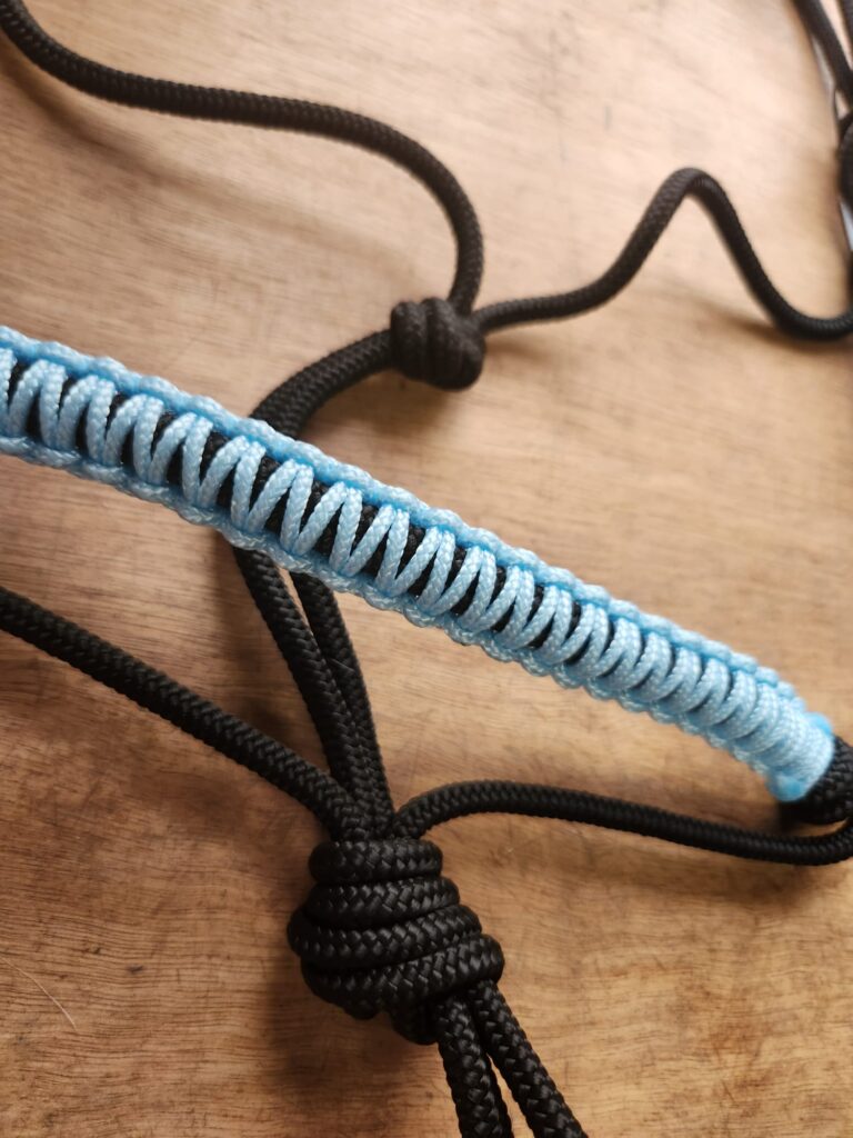 Touwhalster Zwart met Blauwe Neusband Maat Cob