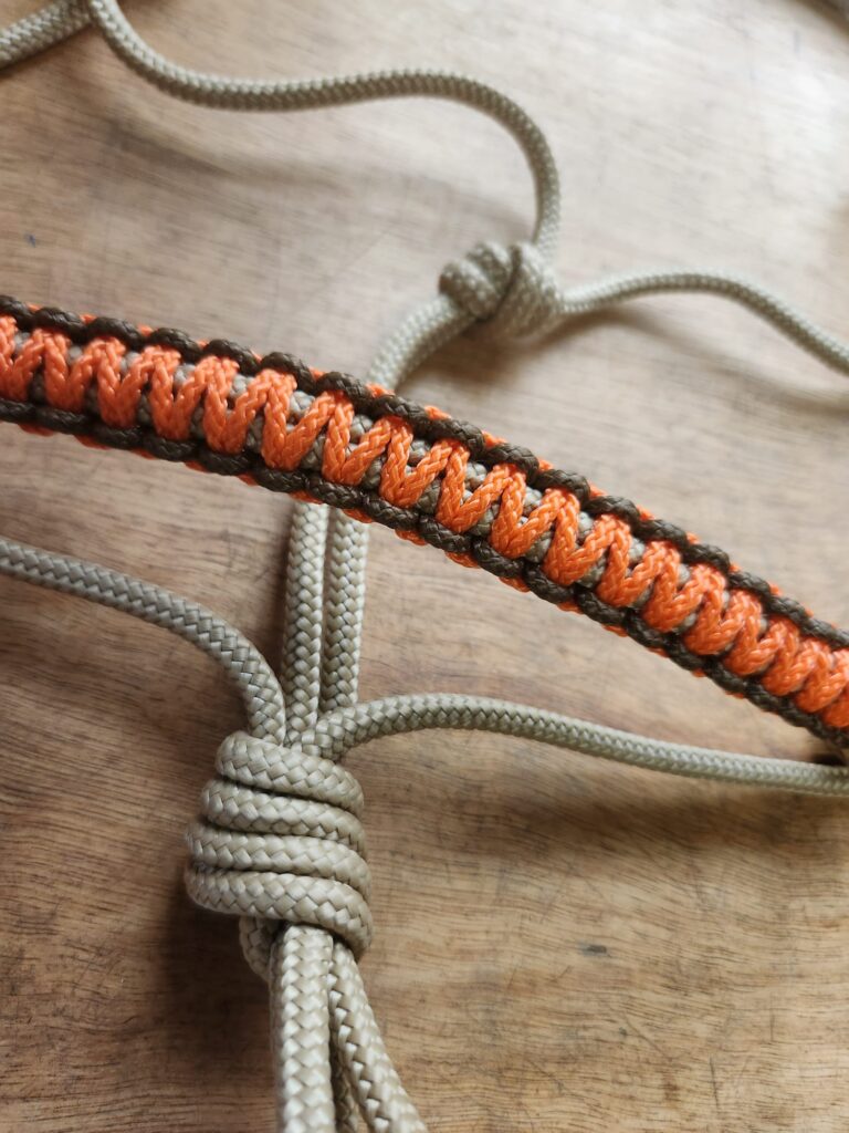 Touwhalster Lichtbruin met Oranje Neusband Maat Pony
