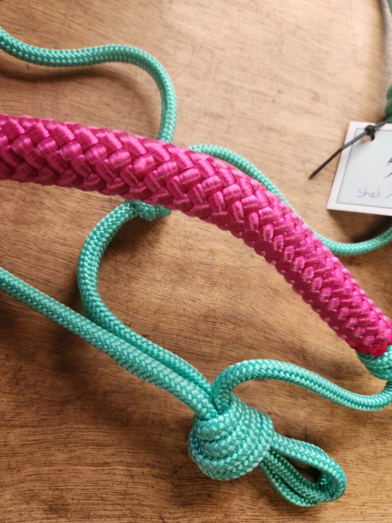 Touwhalster Turquoise met Roze Neusband Maat Shet